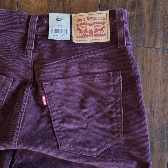 Levi's Women's High Waisted Tapered Corduroy Mom Jeans In Burgundy Size W28 L27 - Picture 10 of 16